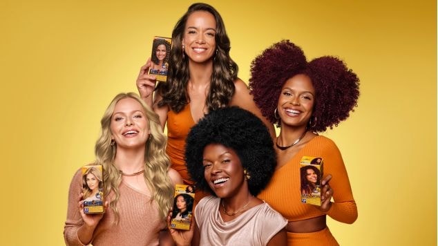 Meninas sorrindo segurando a caixinha de Cor&Ton